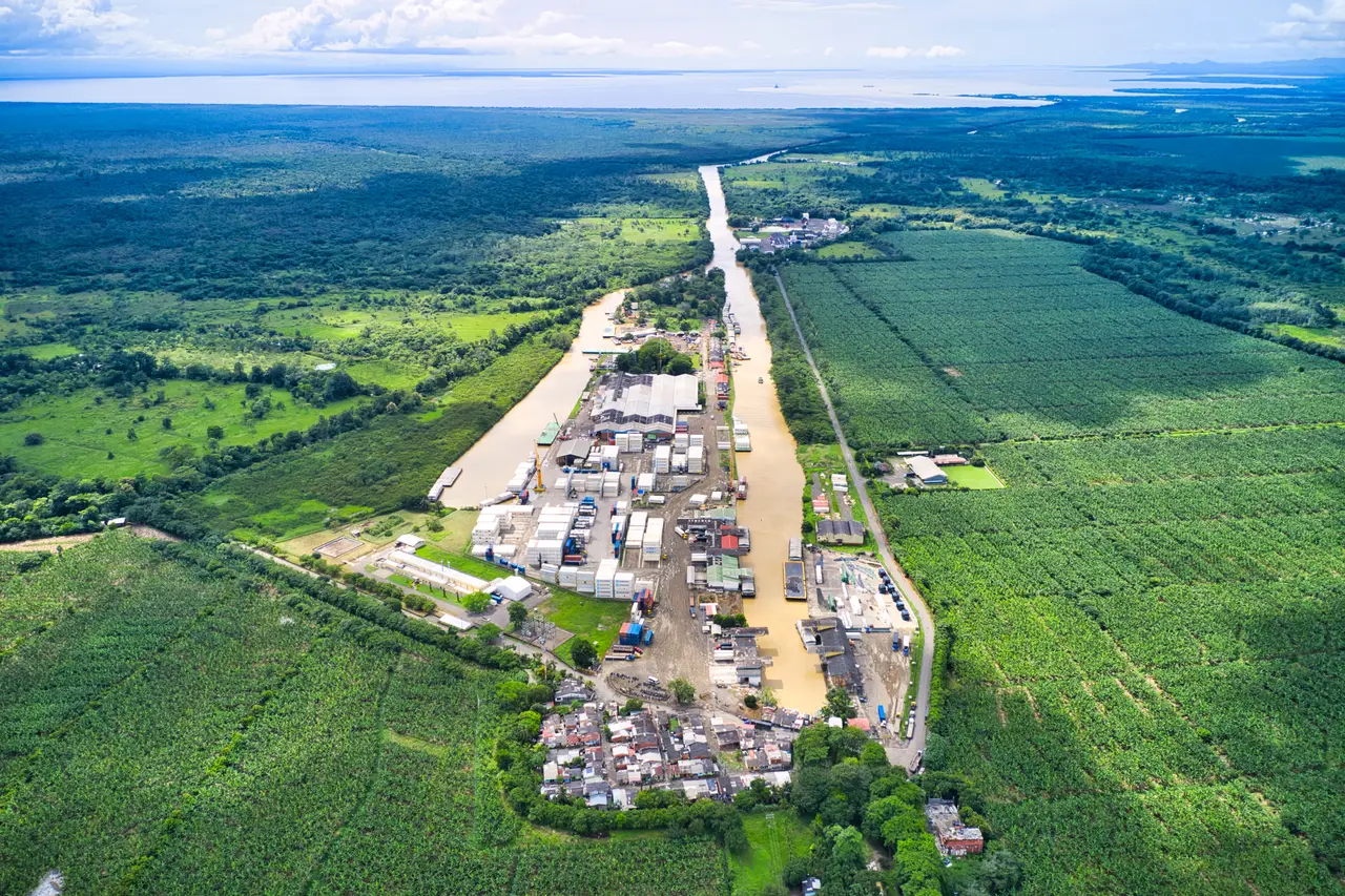 Toma de dron sobre Zungo Embarcadero: el canal, el embarcadero y las bananeras hasta el golfo de Urabá.