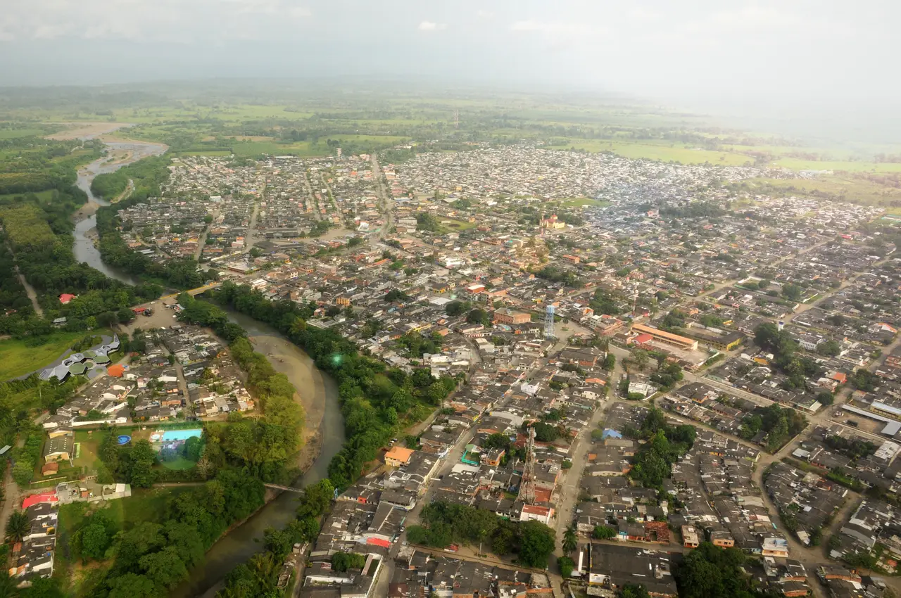Vista aérea de la cabecera de Chigorodó, con el río que la bordea.