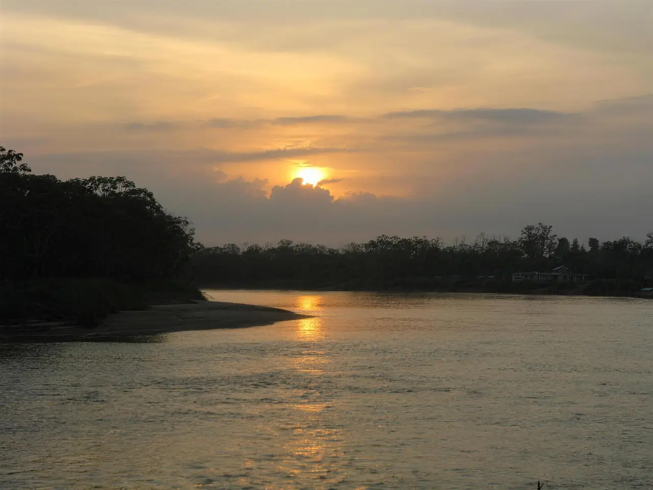 Atardecer sobre el río Atrato en Murindó, con la selva en las dos orillas.