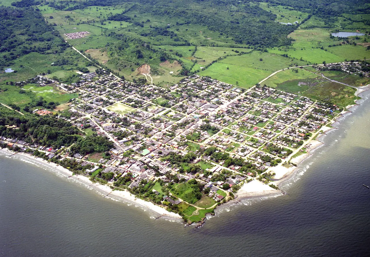 Vista aérea de la cabecera de Necoclí sobre la costa del golfo de Urabá.