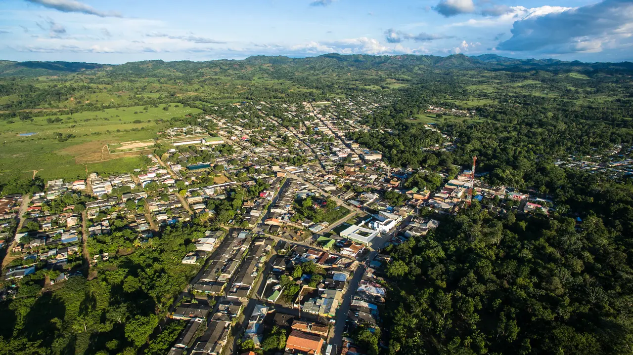 Vista aérea de la cabecera de San Pedro de Urabá entre lomas verdes.